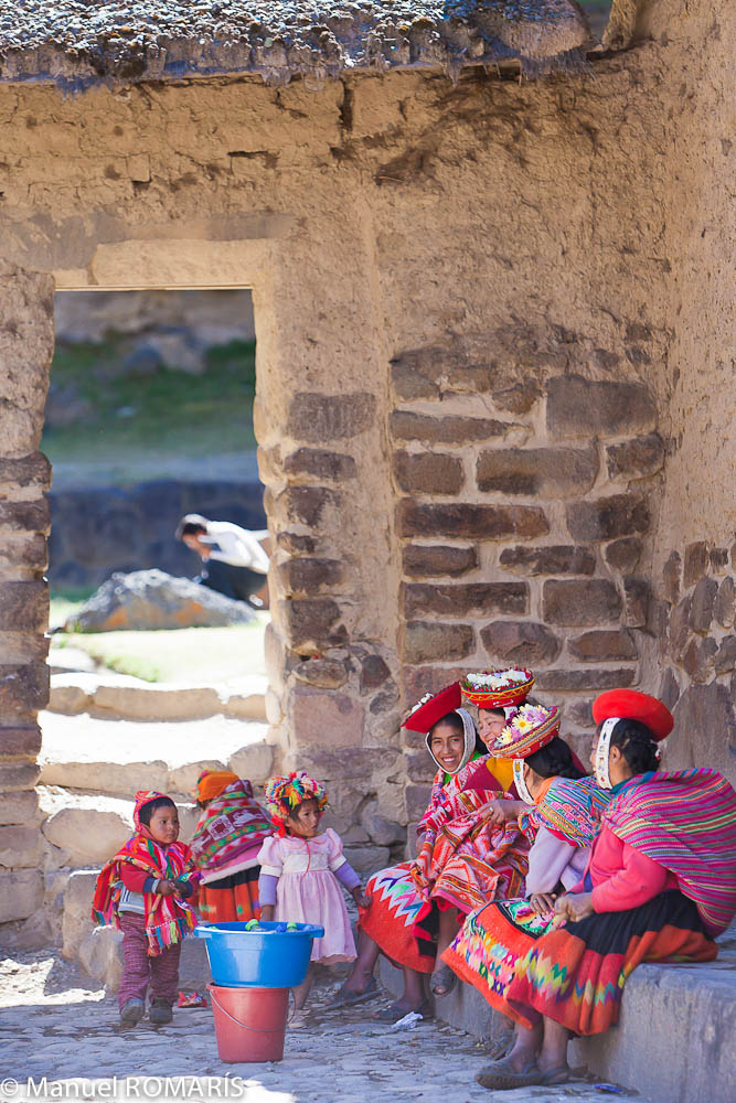 Ollantaytambo, Peru, women sitting and children