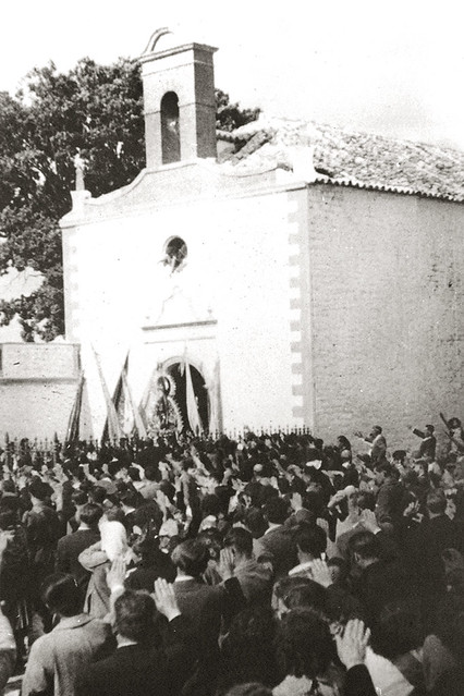 La Virgen de Alharilla es recibida con el saludo fascista en una imagen de posguerra