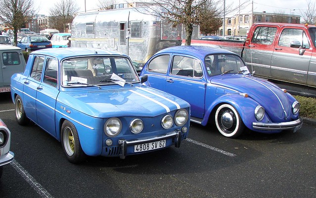 Renault 8 Gordini et VW Coccinelle bleues Bourse Exposition Arras 18 mars 