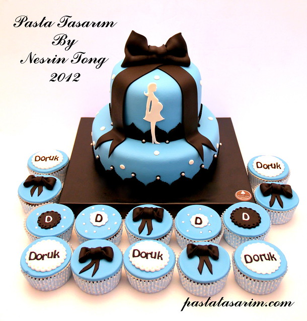 BABY SHOWER CAKE AND CUPCAKES