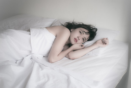 無料写真素材|人物|女性|女性横たわる・寝転ぶ