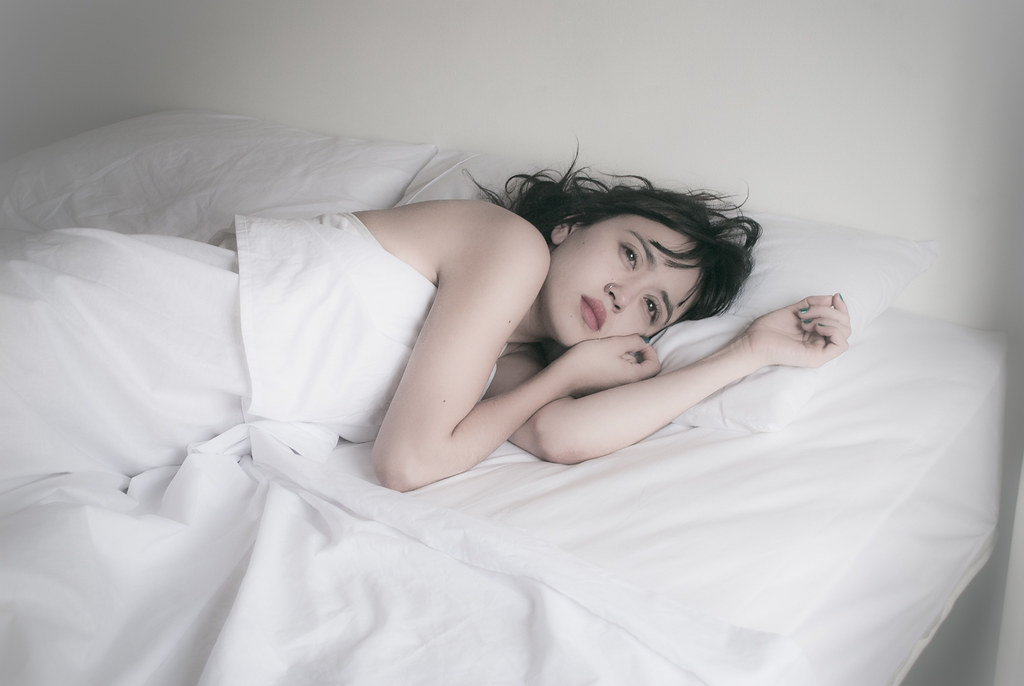 「フリー素材 ベッド　女性　横顔」の画像検索結果
