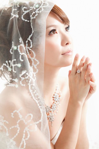 無料写真素材|人物|女性アジア|行事・イベント|結婚式|祈る|ウエディングドレス|台湾人
