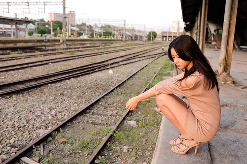 無料写真素材|人物|女性アジア|台湾人|鉄道駅・プラットフォーム|鉄道・線路