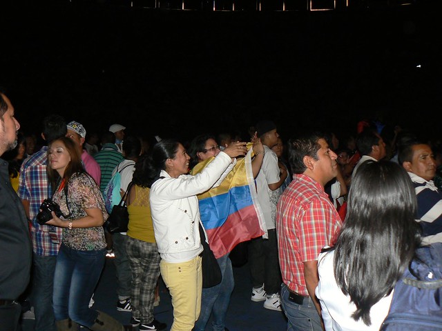 La bandera del Ecuador muy presente entre los asistentes al acto musical