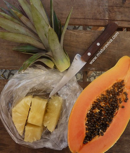 Manhã na feira de Ipanema => 1 abacaxi + 1/2 mamão