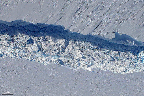 特寫南極松島冰川冰棚上的大裂縫，可清楚看見巨大的冰塊掉入裂縫中。攝影：Nasa/GSFC/Michael Studinger。
