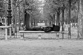 Paris Jardin des Tuileries photo de rue parc banc homme allongé qui dort noir et blanc allée