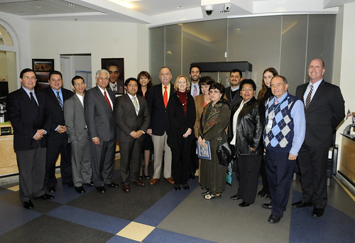 Representantes Permanentes ante la OEA visitan escuela para adultos extranjeros en EEUU