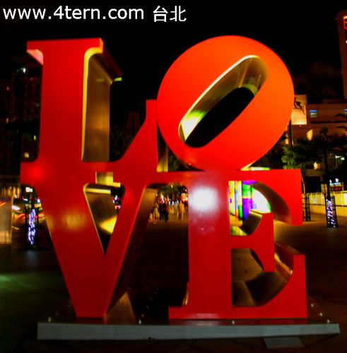 台北101外出现了一个非常耀眼的红色LOVE字眼