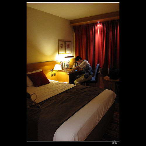 IMG_4725 -- 旅館內觀; 還是一直在玩iPad