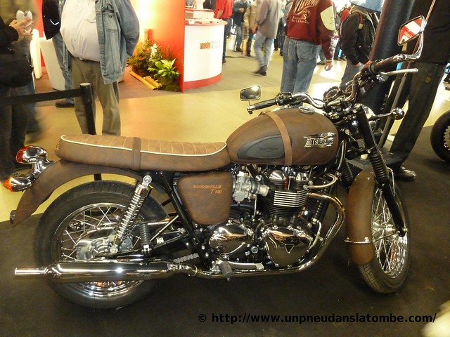 Une Triumph Bonneville T100 toute de cuir vêtue.