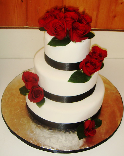 Very simple and elegant red rose wedding cake with fresh flowers