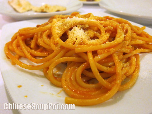 [photo-plate of Long Pasta with Tomato Sauce and Bacon - Bucatini alla Matriciana]