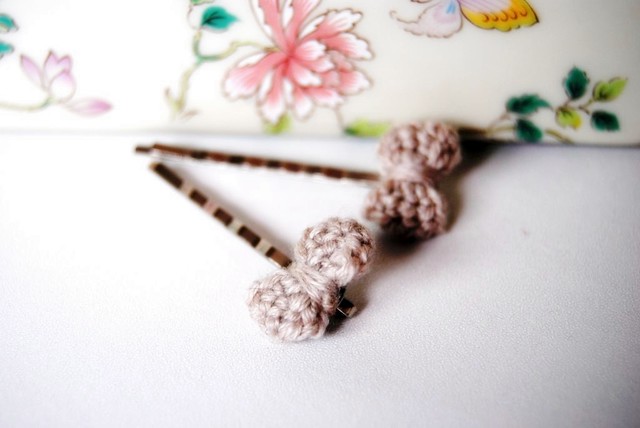 Bobby pins with cream-coloured crocheted bow