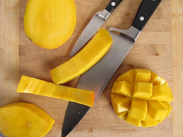 mango cutting