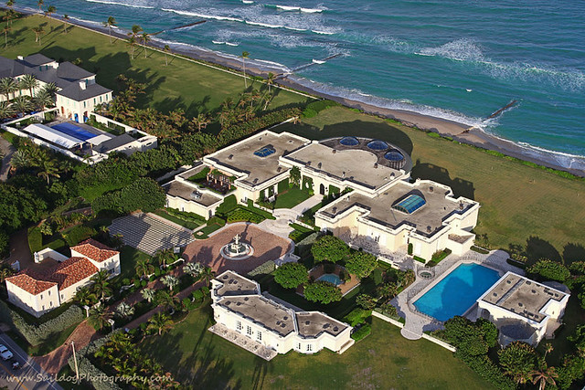 This is Donald Trump's little hacienda in Palm Beach, Florida