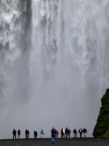 people water waterfall iceland tourists falls skógafoss skógar platinumheartaward