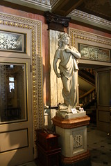 Male statue, National Theater / Estátua masculina, El Teatro Nacional