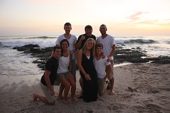 Ouachita study abroad 'family' shot, Langosta Beach / Foto 'familiar' de los estudiantes de extranjero de Ouachita, Playa Langosta