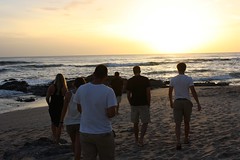 The group walks to Langosta Beach / El grupo anda a la Playa Langosta