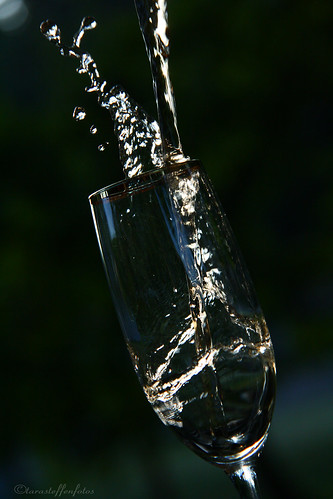 water glass splash waterdroplets
