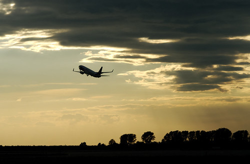 sunset holiday start airplane airport twilight sonnenuntergang jet leipzig boeing dämmerung d200 flughafen takeoff halle 737 winglets airberlin bikon