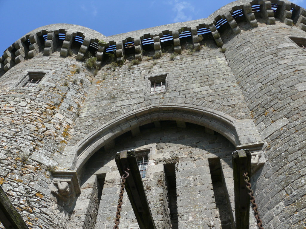 Puerta Castillo de Montmuran