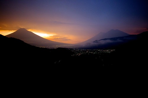 sunset night lights volcano guatemala potd canvas centralamerica volcan photooftheday earthlodge sigma1020 nearantigua elhato centroamérica