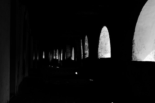 windows light white black dark nikon gallery via luci questions bianco nero portico buio answers finestre brisighella 105mmf28 asini domande risposte viadegliasini d7000