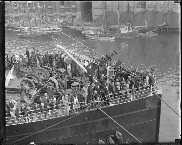 SS Canopic lands in Boston, 4000 immigrants flock to U.S. daily