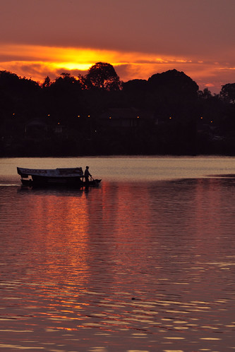 red silhouette sunrise boat sarawak malaysia kuching sungai 船 剪影 晨曦 日出 河 kuchingwaterfront sarawakriver eastmalaysia 马来西亚 砂劳越 古晋 东马