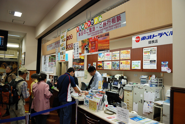 可以在車站裡先買世界遺產的入場券，三個地方總共 1000 yen，不過這裡買的是要兌換的，不太方便，建議直接到入口處購買