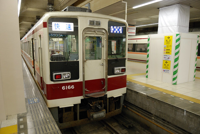東武鐵道往日光的電車也有普通車和特急，因為想省錢而且只差二十分鐘，所以坐了普通車，椅子超難坐