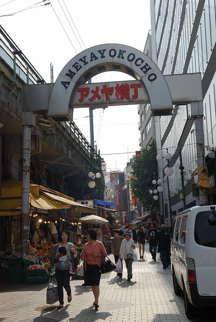 一條位在上野站旁的街道，據說裡頭比較平價，算是當地人比較會逛的地方