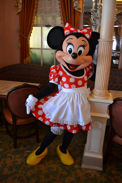 Meeting Minnie Mouse at Minnie & Friends: Breakfast in the Park