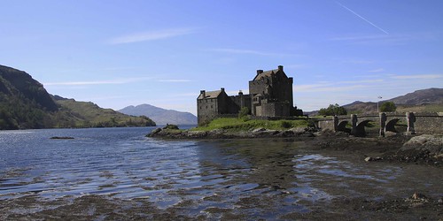 castle film scotland tv highlands isleofskye flag highlander location hollywood celtic loch seanconnery eileandonan jamesbond lochalsh a87 dornie lochduich kyleoflochalsh eileandonnáin