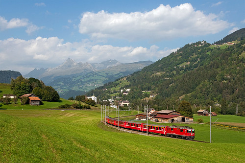 railroad alps switzerland railway trains svizzera bahn alpi mau ferrovia treni rhb graubünden rhätischebahn schmalspurbahn nikond90 ge44 re1237