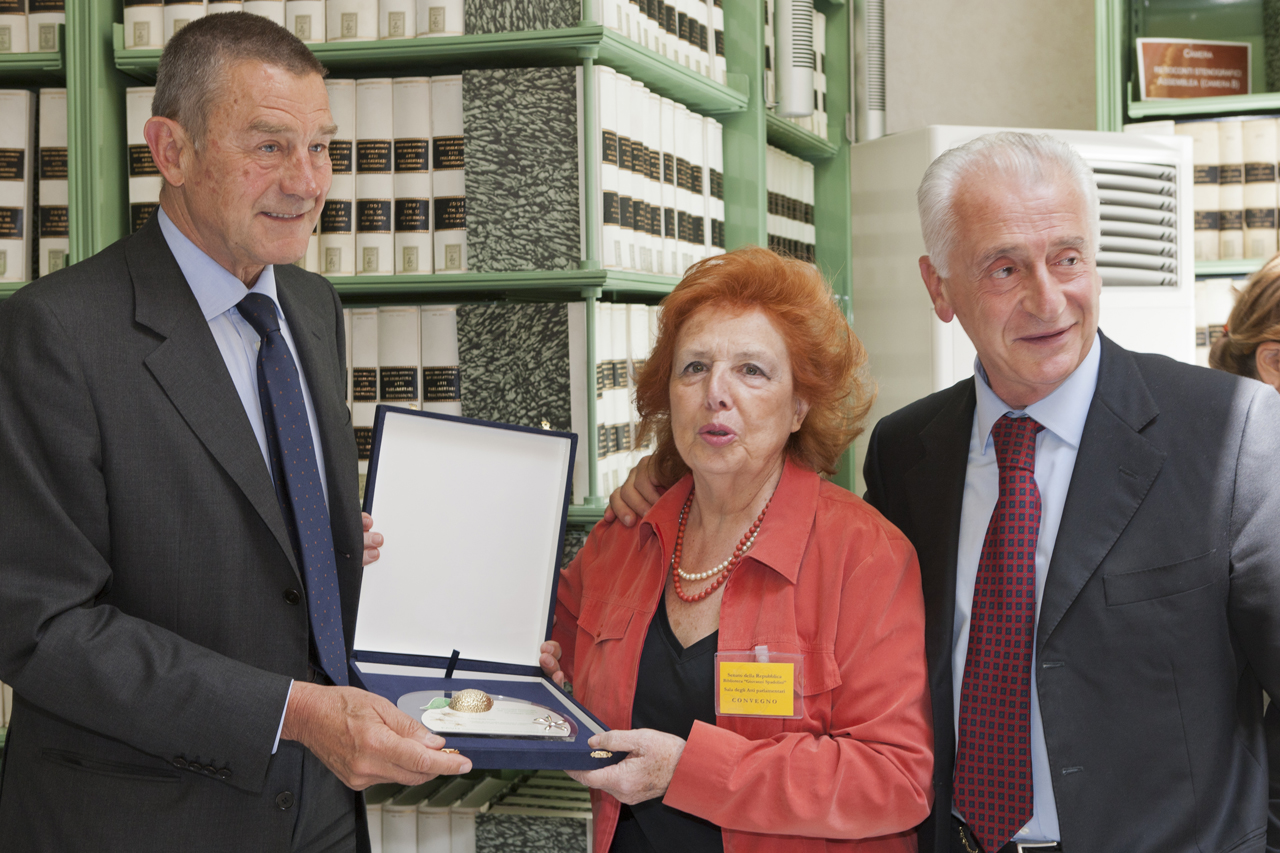 il Ministro Fazio viene premiato con il Cedro d’Oro da Silvana Zambrini (ANTEA). A destra, il Prof. De Lorenzo - Presentazione 3° Rapporto