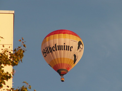 Der Ballon ist ein leichteres fliegendes Objekt. Der Ballon braucht einen Auftrieb, der beim Heißluftballon durch heiße Luft erzeugt wird. Die Hülle vom Heißluftballon  zum umfasst dieser heißen Luft.
010