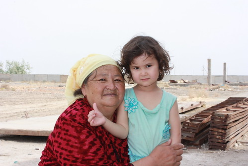 nukus uzbekistan woman oldwoman girl uzbekigirl uzbekistangirl grandmother granddaughter 2008 karakalpakstanrepublic karakalpakstan