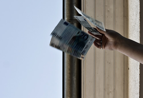 Rahan heittäminen ulos ikkunasta olisi virhe (Flickr: perspective2011)