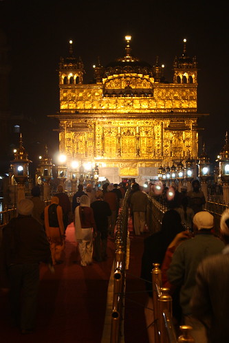 amritsar goldentemple sikh sikhtemple india temple pilgrim punjab harmandirsahib darbarsahib gurdwara sikhism 2008 gold guruarjan langar sarovar amrit raviriver ravi night