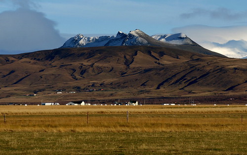 autumn mountain snow fall landscape iceland farm farms peaks suðurland þríhyrningur rangárvellir