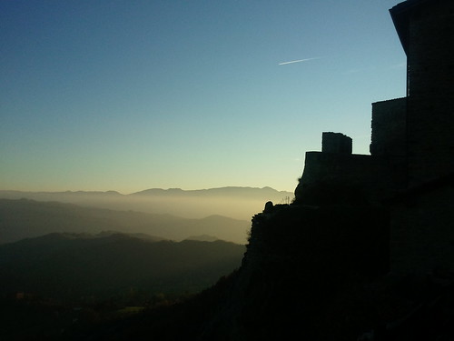 sunset mist castle italia tramonto emilia schloss castello emiliaromagna reggio foschia nebbie carpineti carpinete castellodellecarpinete carpinetecastle