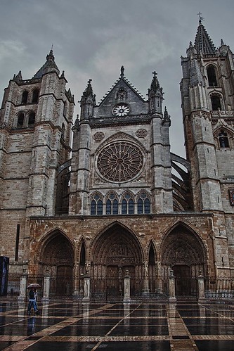 plaza lluvia catedral personas reflejo león yecla catedraldeleón fachadaprincipal fotografíasjcasielles fachadacatdral