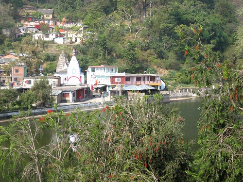 india lake mountains buddhist hindu jain pilgrims himachalpradesh rewalsar theindiatree rawalsar