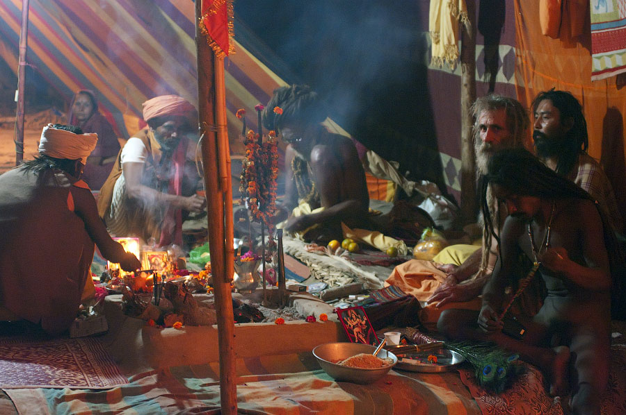 Лагерь нага-баба, Кумбхамела 2010 © Kartzon Dream - авторские путешествия, авторские туры в Индию, тревел фото, тревел видео, фототуры