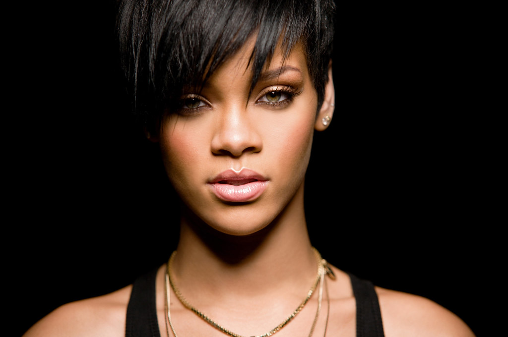 Rihanna_2009_LG12