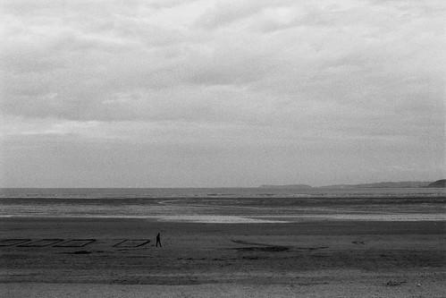 sky blackandwhite bw man france beach landscape blackwhite sand brittany random squares olympus om10 minimal figure olympusom10 ilfordfp125 bwfp fotobes